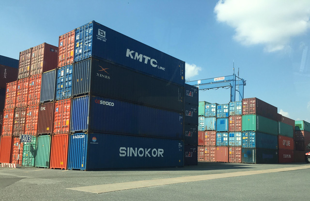 Container 40 feet chồng cao 4